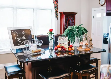 4Br Cottage:  Pool, Near Downtown, Heated Spa-Open Year Round, on-Site Masseuse!