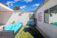 Bright Vibes Home- Sleeps 8- 1 Block to University- Pacman, BBQ, Indoor Gym