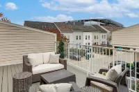 1 Mi to Dtwn Cincinnati: Spacious Townhome w/ Deck - Condos