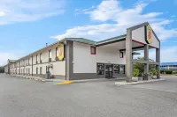 Super 8 by Wyndham Valdosta GA I-75 - parking