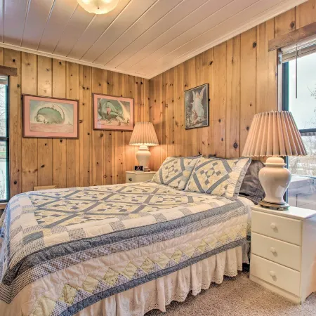 Cozy Home w/ Hot Tub: Half Mi to Salmon River!