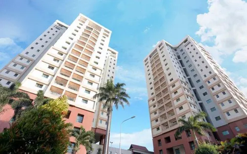 Modern Look with Wooden Accent 3BR at Kondominium Puncak Marina Apartment By Travelio