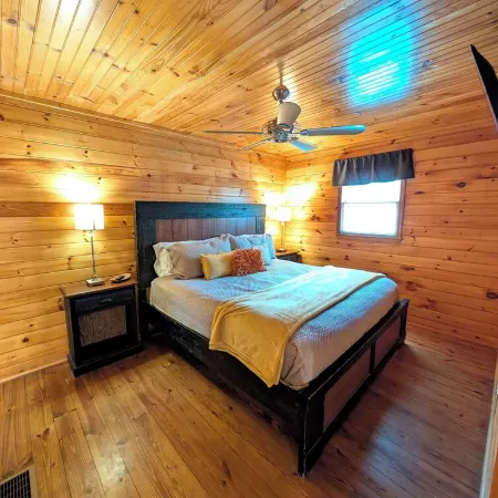 Whispering Creek Cabin – Peaceful, Hot Tub, Firepit & Mountain Escape
