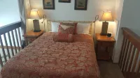 The Mogul Hut - Sleeps 7 - King + Queen + Bunks & Twin - Indoor Pool & Hot Tubs