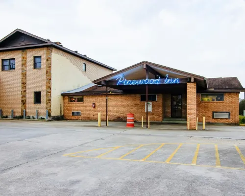 OYO Pinewood Inn & Suites Silsbee Hotels in Silsbee