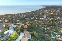 Pool & Coastline Views: Luxe La Jolla Home