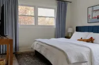 Evergreen Lodge - Enjoy relaxing in the hot tub or smores by the fire!