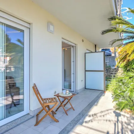 Beachy Vibes- 900m from the Beach