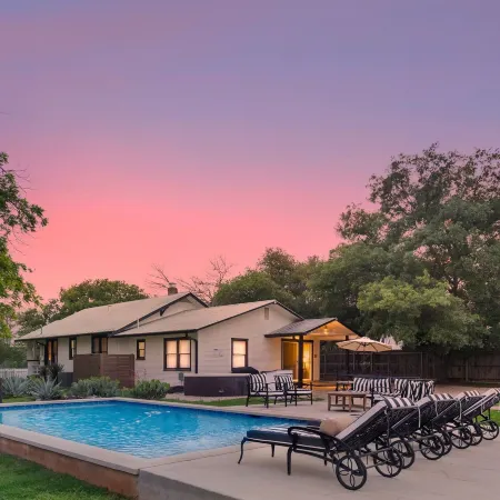 Brand New Private Pool and Hot-Tub Near Main!