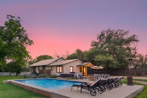Brand New Private Pool and Hot-Tub Near Main!