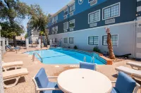 Days Inn & Suites by Wyndham San Antonio North/Stone Oak - Pools