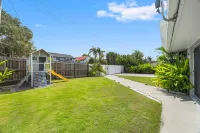 Spacious 4-bed Coastal Home With Pool - Homestays