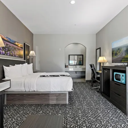 Paris Inn & Suites