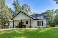 1 Mi to Lake Hartwell: Updated Retreat w/ Patio! - 3-Star