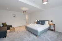 GuestReady - Elegant 2Bed Haven with Private Patio - Bungalows