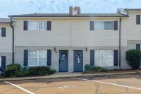 Walk to Ole Miss Stadium - Patio & Pool - Apartments