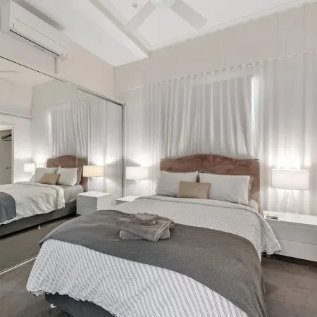Luxe Inner-City Home with City Views! ~ Teneriffe