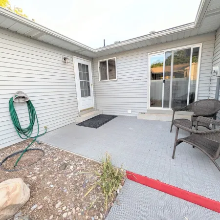 The Hideout-Single Level 2Br/2BA Townhouse Near Highland!