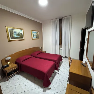 فندق لا كارافيلا Hotels near سيمبيونه