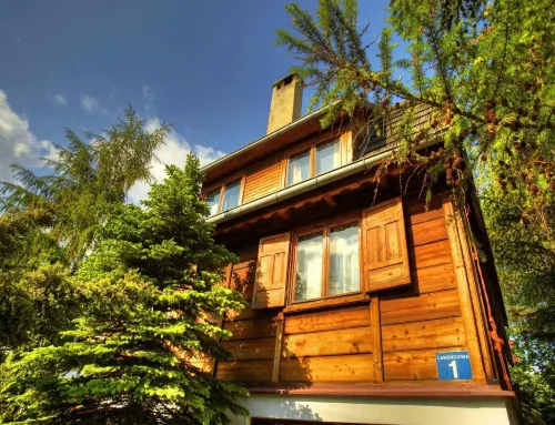 Log House by Lake Tajty, Masurian Lakes Trail - Parkplatz