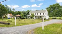 Farmhouse at Leeds by Avantstay Walled Garden + Soaking Tub + Private Barn Near Hudson - Homestays