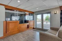 鮑靈格林北貝斯特韋斯特SureStay飯店 - 停車場