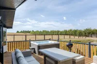 The Paddock Lodge with Hot Tub - Bathtub