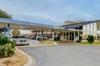 Cannon Inn by Capital O Gonzales TX - parking