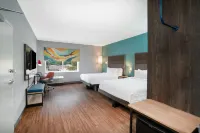 Tru by Hilton Greenville - parking