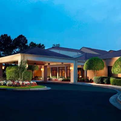 Courtyard by Marriott Savannah Midtown Hotels near Nathaniel Greene Park