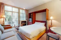 Cozy Room at Glacier Lodge - Spa
