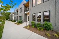 Walk to Hattie B s - East Nashville Sleeps 12 - Homestays