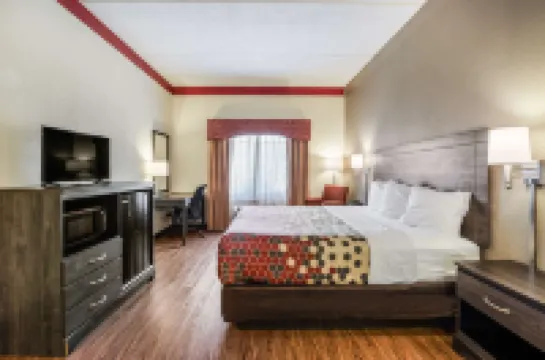 Econo Lodge Inn & Suites