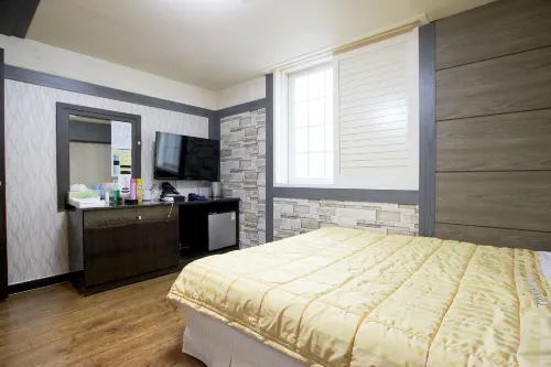 Ulleung Hwangje Hotel - Motels