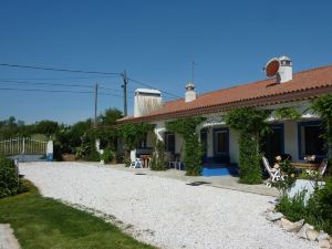 Attached Quaint Farmhouse in Montemor o Novo with Swimming Pool