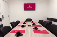 Holiday & Business Hotel - Em Frente ao Centro de Eventos e Arena Conda Hotels in Chapeco