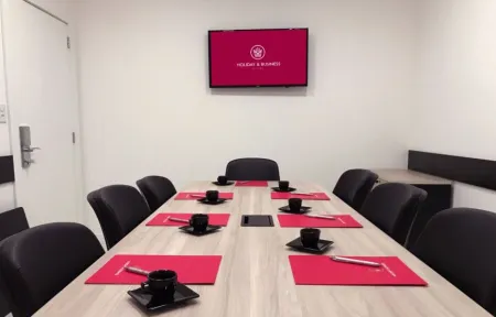 Holiday & Business Hotel - Em Frente ao Centro de Eventos e Arena Conda