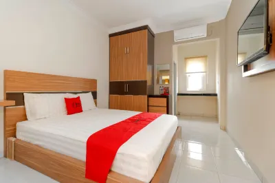 RedDoorz Plus near Palembang Square Mall Hotel dekat Goa Maria Mater Misericordiae/ Goa Maria Bunda Berbelaskasih