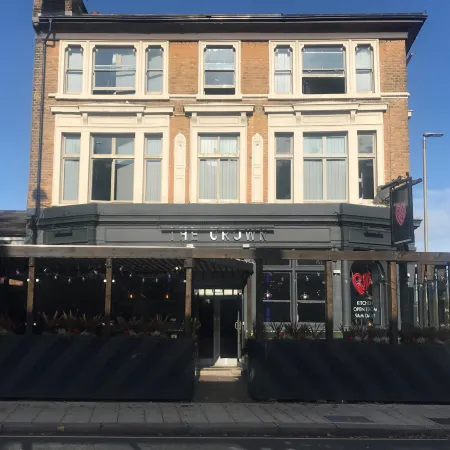 PubLove @ the Crown, Battersea Отели рядом с достопримечательностью «Железнодорожный вокзал Клэпхем Джанкшн»