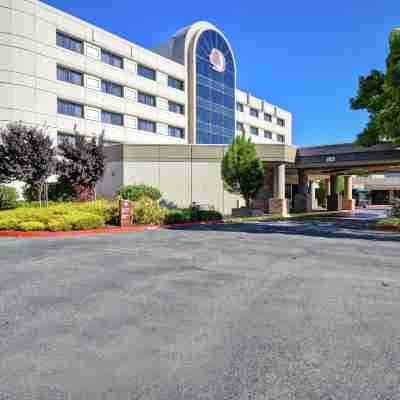 DoubleTree by Hilton Pleasanton at the Club Hotel Exterior