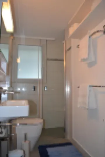 Cozy Apartment with Lake View for 6 Guests