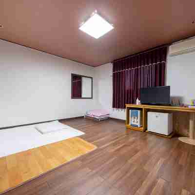 Seosan Peace Motel Rooms