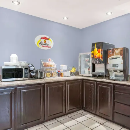 Super 8 by Wyndham Cleburne