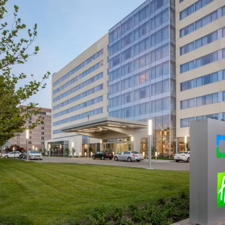 Holiday Inn CLEVELAND CLINIC by IHG Отели рядом с достопримечательностью «Станция метро "Тауэр-сити - Паблик-сквер"»