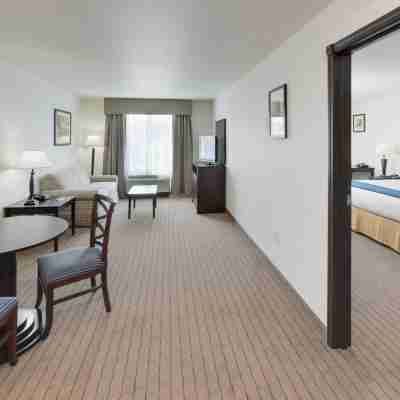 Holiday Inn Express & Suites Omaha I - 80 Rooms