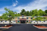 Days Inn & Suites by Wyndham Stevens Point Hotels near Lee Ayers Jewelers