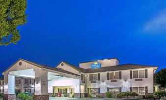 Days Inn & Suites by Wyndham Gresham