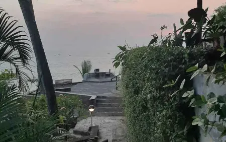 Bayu Amrta Hotel Отели рядом с достопримечательностью «Pelabuhan Ratu»