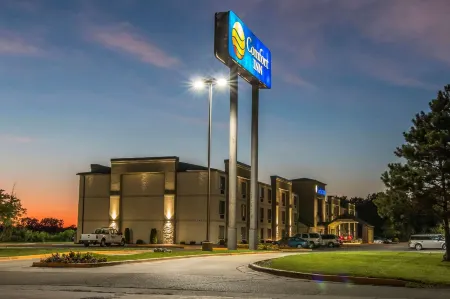 Comfort Inn Metro Airport Отели в г. Ромул
