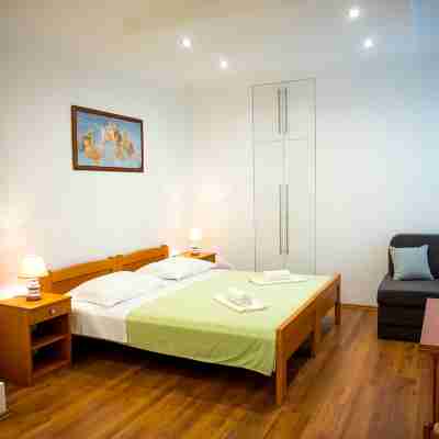 Apartments and Rooms Robi Rooms